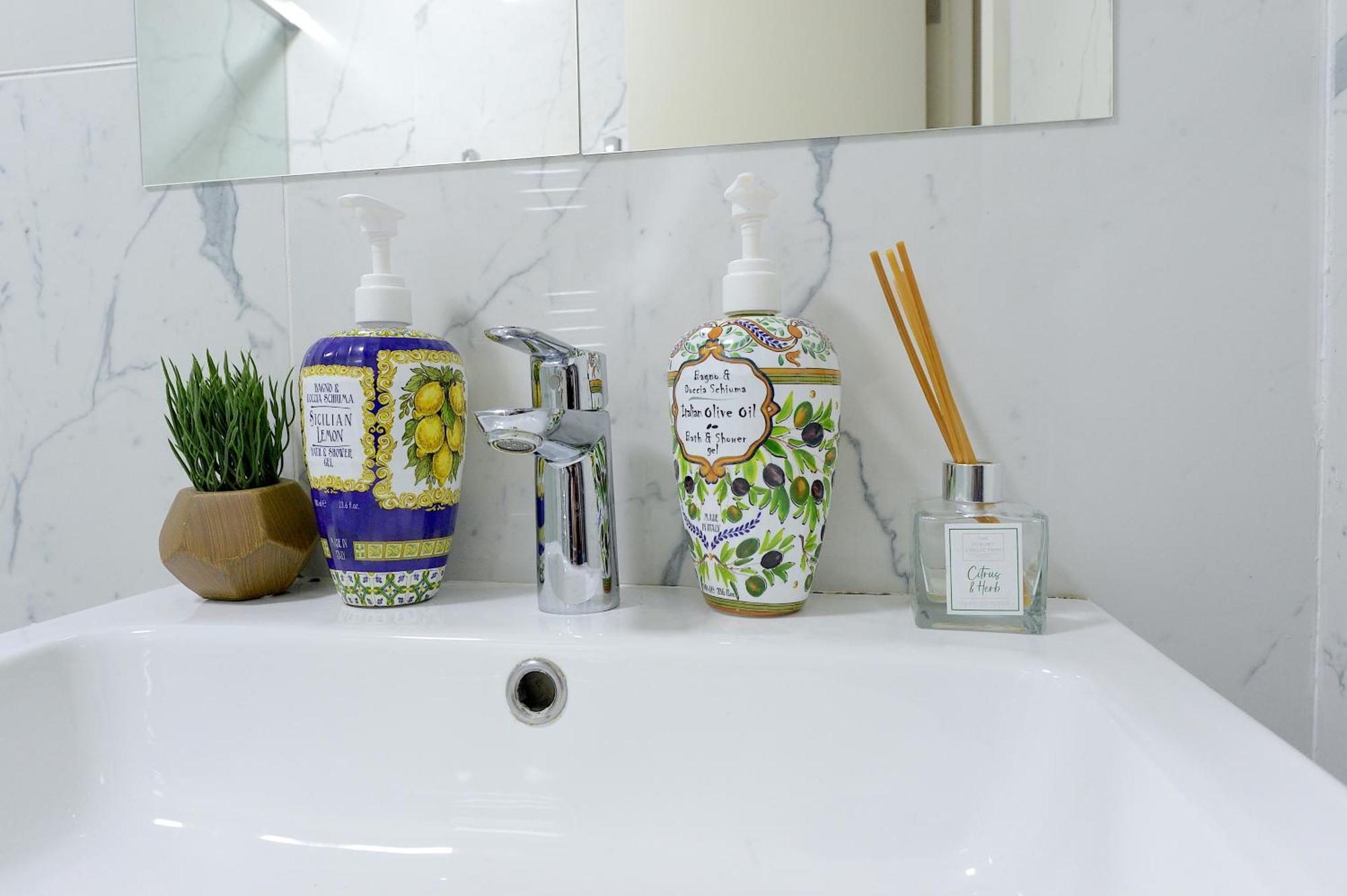 2 Bed Terraced Flat Piccadilly Line Appartement Londen Buitenkant foto